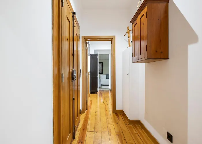Cozy 3br Near Av Liberdade Sleeps 8 Patio Holiday home