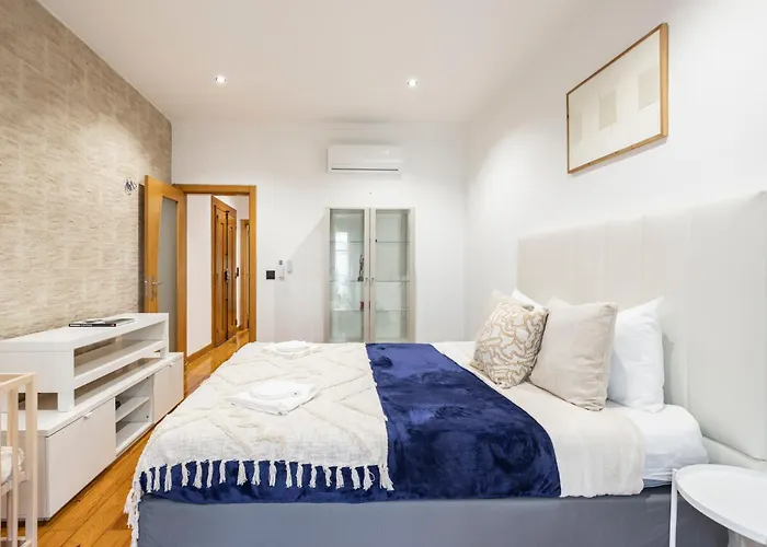 Cozy 3br Near Av Liberdade Sleeps 8 Patio Holiday home *