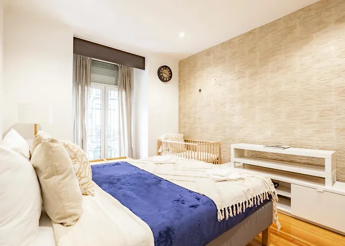 Cozy 3br Near Av Liberdade Sleeps 8 Patio