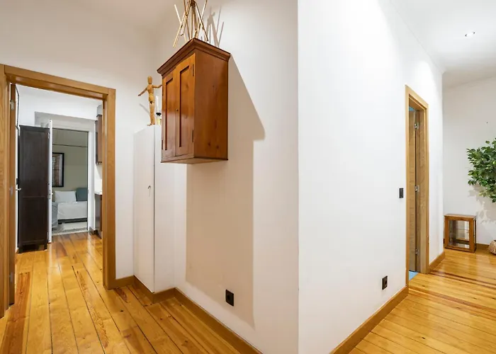 Cozy 3br Near Av Liberdade Sleeps 8 Patio Holiday home