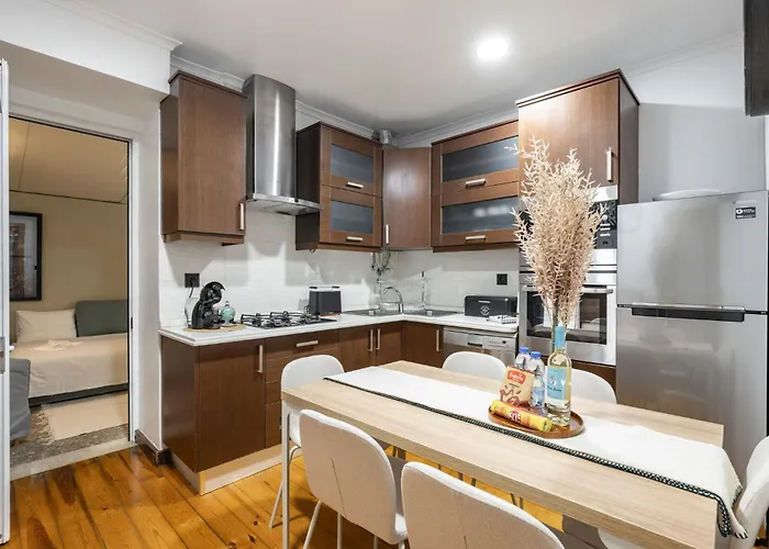 Cozy 3br Near Av Liberdade Sleeps 8 Patio Holiday home