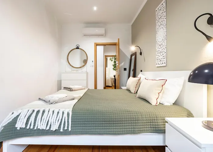 Cozy 3br Near Av Liberdade Sleeps 8 Patio