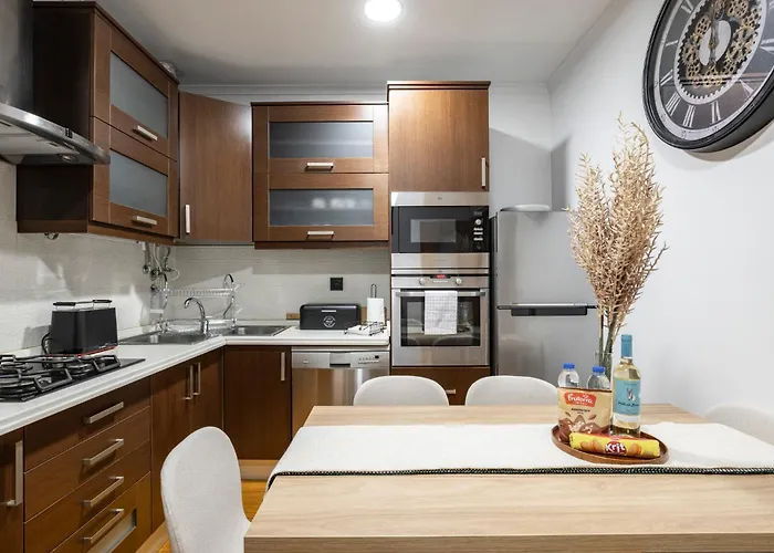 Cozy 3br Near Av Liberdade Sleeps 8 Patio Holiday home