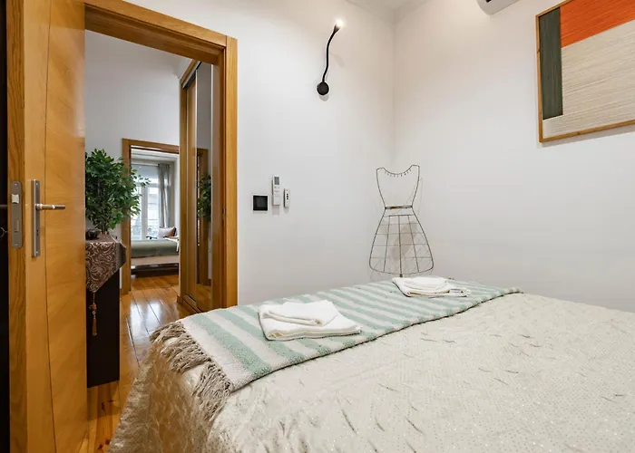 Cozy 3br Near Av Liberdade Sleeps 8 Patio Lisbon