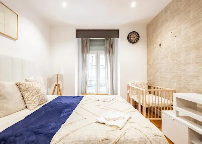 Cozy 3br Near Av Liberdade Sleeps 8 Patio Lisbon
