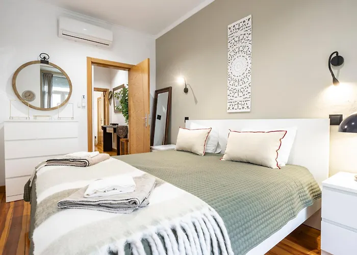 Cozy 3br Near Av Liberdade Sleeps 8 Patio Lisbon