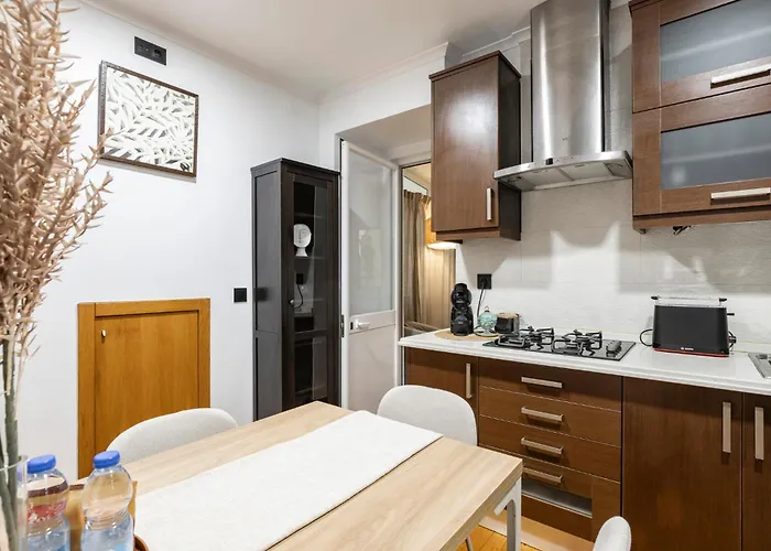 Cozy 3br Near Av Liberdade Sleeps 8 Patio Holiday home *