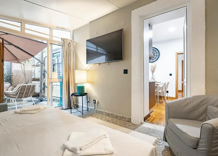 Cozy 3br Near Av Liberdade Sleeps 8 Patio *