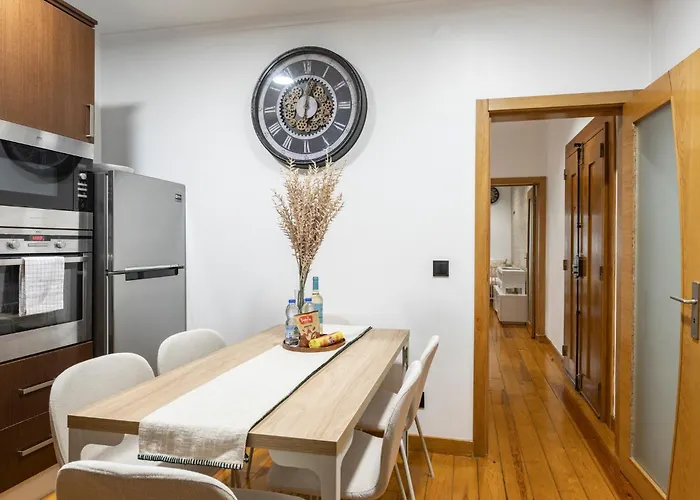 Cozy 3br Near Av Liberdade Sleeps 8 Patio Lisbon