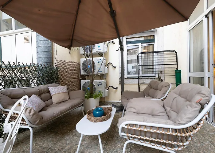 Cozy 3br Near Av Liberdade Sleeps 8 Patio