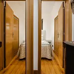 Cozy 3br Near Av Liberdade Sleeps 8 Patio Nyaraló Lisboa