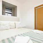 Cozy 3br Near Av Liberdade Sleeps 8 Patio Σπίτι διακοπών Lisboa
