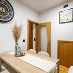 Cozy 3br Near Av Liberdade Sleeps 8 Patio