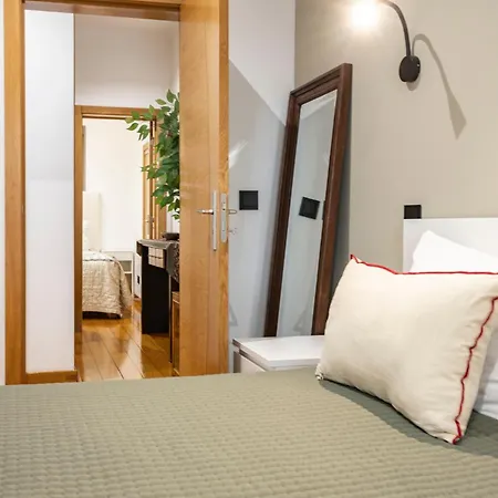 Cozy 3br Near Av Liberdade Sleeps 8 Patio *