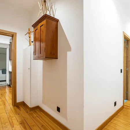 Cozy 3br Near Av Liberdade Sleeps 8 Patio Nyaraló