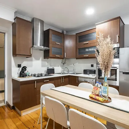 Cozy 3br Near Av Liberdade Sleeps 8 Patio Ferienhaus