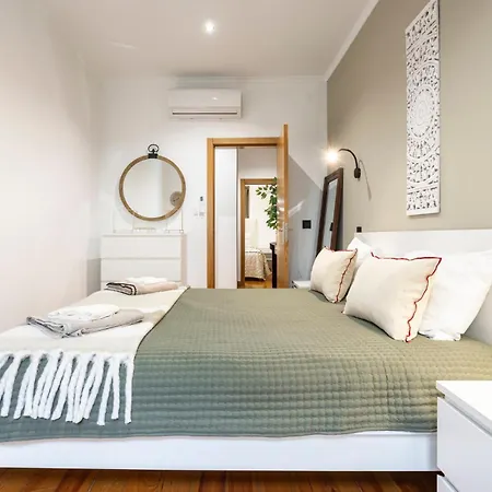Cozy 3br Near Av Liberdade Sleeps 8 Patio