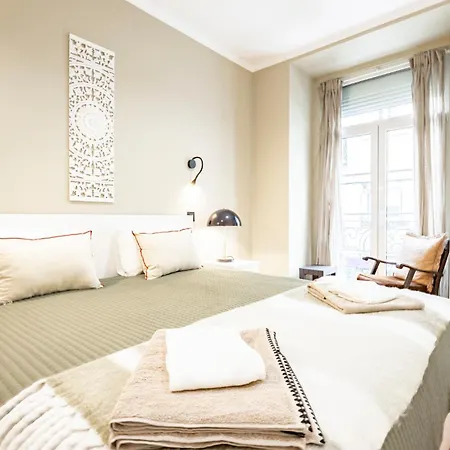 Cozy 3br Near Av Liberdade Sleeps 8 Patio Ferienhaus Lissabon