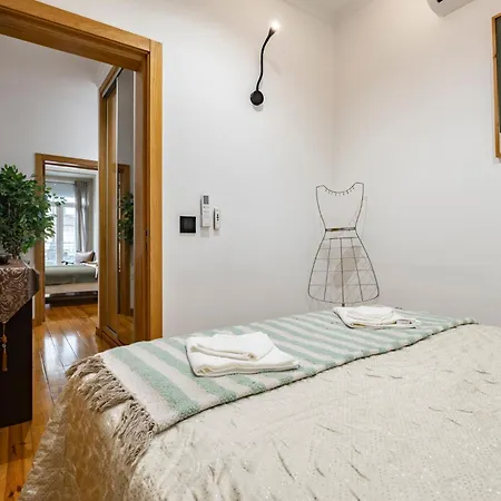 Cozy 3br Near Av Liberdade Sleeps 8 Patio Lissabon
