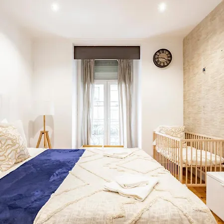 Cozy 3br Near Av Liberdade Sleeps 8 Patio Lissabon