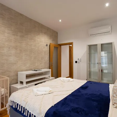 Ferienhaus Cozy 3br Near Av Liberdade Sleeps 8 Patio Lissabon
