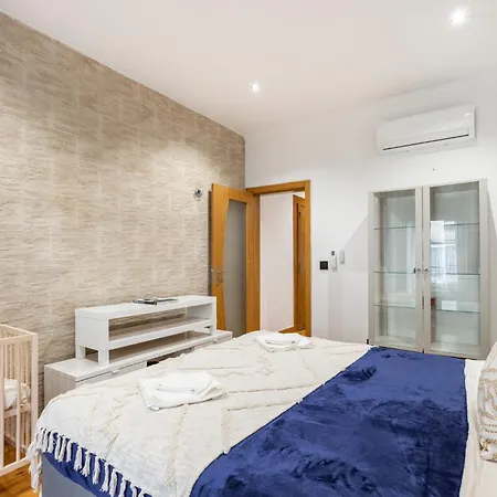 Ferienhaus Cozy 3br Near Av Liberdade Sleeps 8 Patio Lissabon