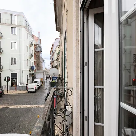 Cozy 3br Near Av Liberdade Sleeps 8 Patio Ferienhaus *