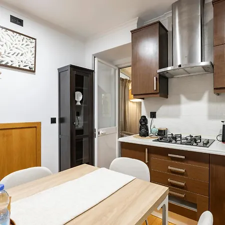 Cozy 3br Near Av Liberdade Sleeps 8 Patio Ferienhaus *
