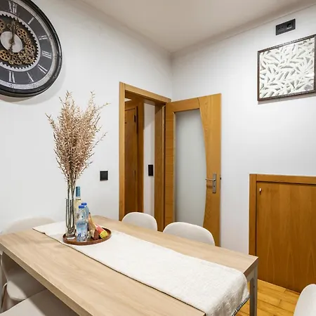 Cozy 3br Near Av Liberdade Sleeps 8 Patio