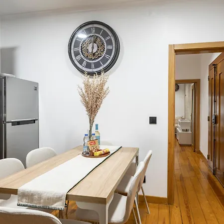 Cozy 3br Near Av Liberdade Sleeps 8 Patio Lissabon