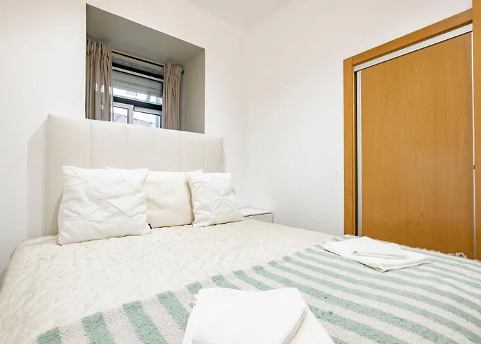 Cozy 3br Near Av Liberdade Sleeps 8 Patio Ferienhaus Lissabon