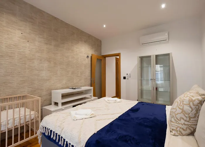 Ferienhaus Cozy 3br Near Av Liberdade Sleeps 8 Patio Lissabon