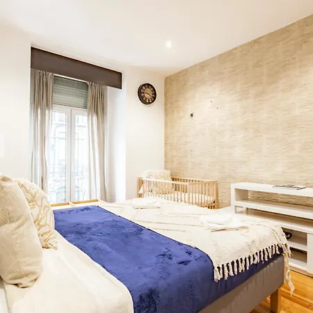 Cozy 3br Near Av Liberdade Sleeps 8 Patio